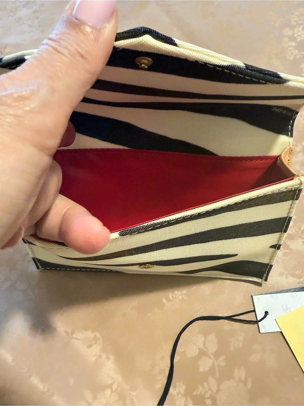 Dooney & Bourke GWP13 EX Black & Cream Abstract Clutch NWT - Picture 3 of 6